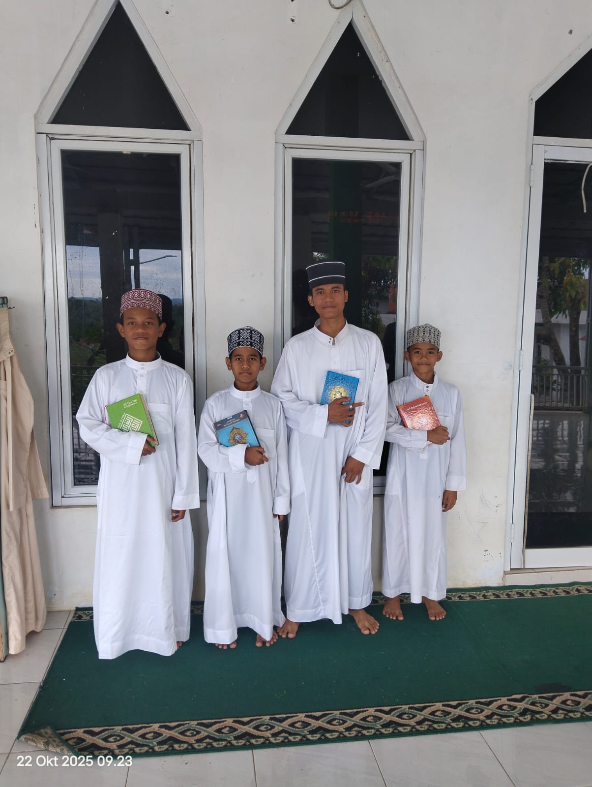 Santri Pondok Pesantren Al-Qowy memegang Al-Qur'an
